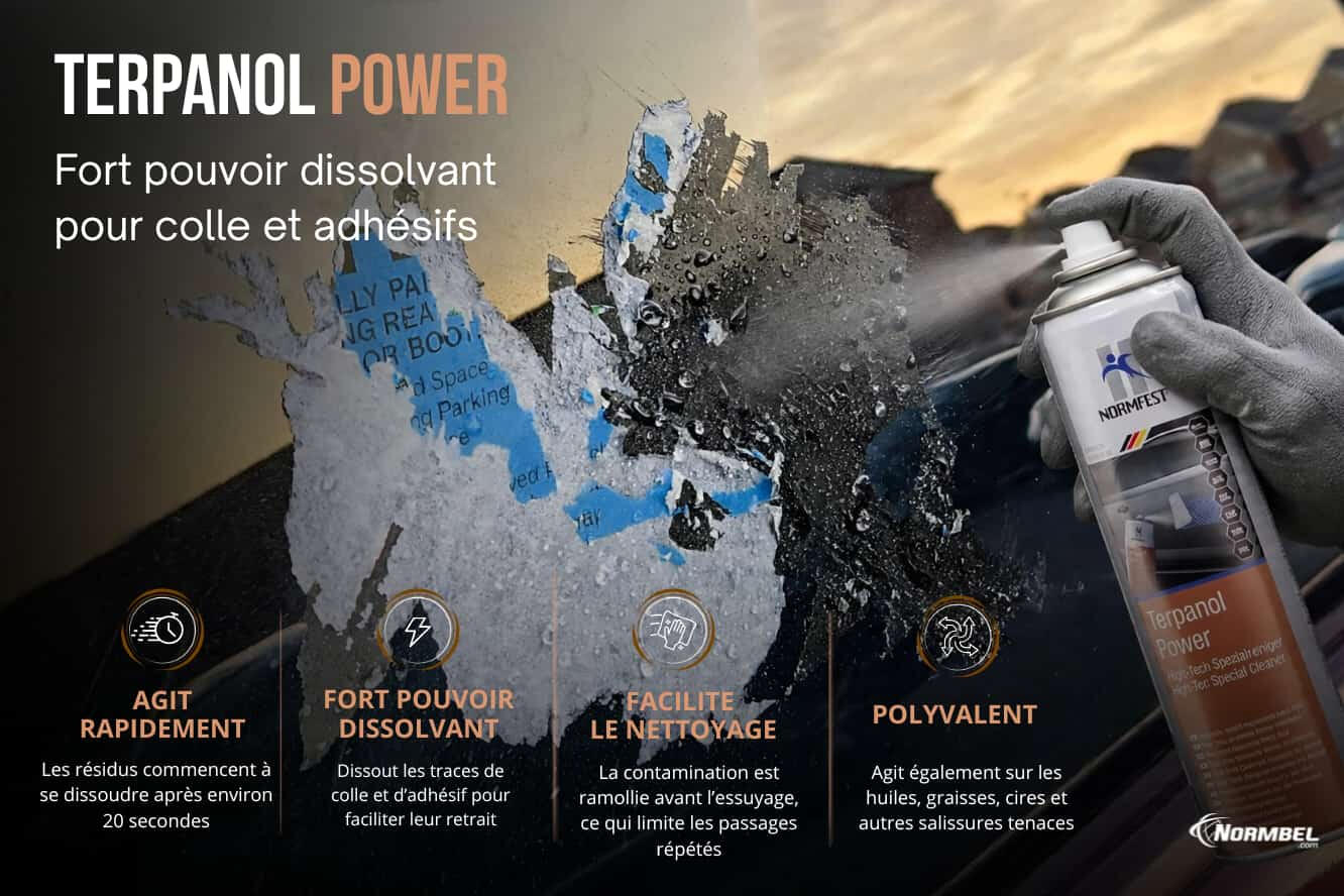 Untitled Le dissolvant colle Terpanol Power pulvérisé sur une trace d'autocollant difficile à décoller sur une vitre de voiture.